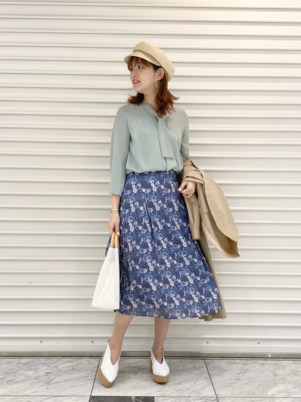 「春コーデ、休日スタイル、大人カジュアル、オトナガーリー、花柄、andemiu、トレンチコート、お洒落さんと繋がりたい、春色、ミントグリーン」｜「Andemiuのボウタイブラウス910373（シャツ/ブラウス、グリーン系）」を使った、andemiu_mayaさん（レディース・165cm）の春コーディネートの1枚目の写真