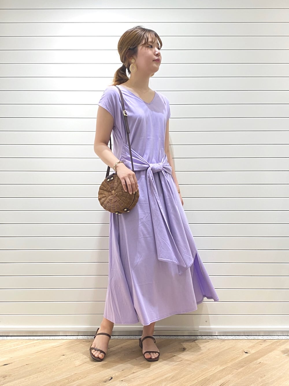 「大人カジュアル、ラクチンコーデ、おしゃれさんと繋がりたい、休日スタイル、ゆるコーデ、ワンピース、かごバッグ、サンダル、andemiu、ラベンダー」｜「Andemiuのフロントリボンカットワンピース910601（ワンピース、パープル系）」を使った、andemiu_mayaさん（レディース・165cm）の夏コーディネートの1枚目の写真