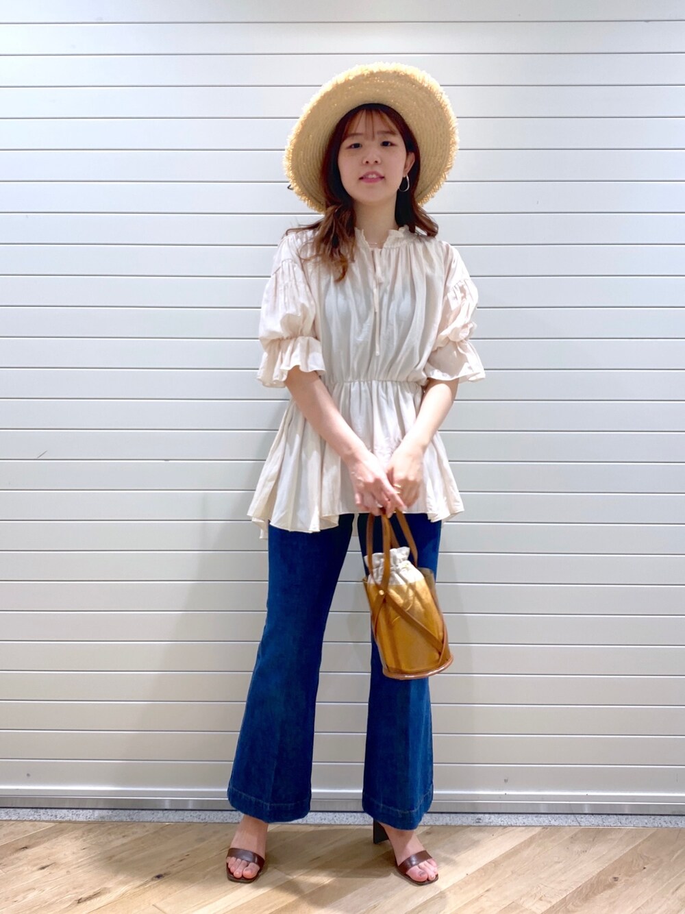 ホワイト系のシャツ/ブラウス、ブルー系のデニムパンツ、イエロー系のショルダーバッグを着用したレディースの春コーディネートの1枚目の写真