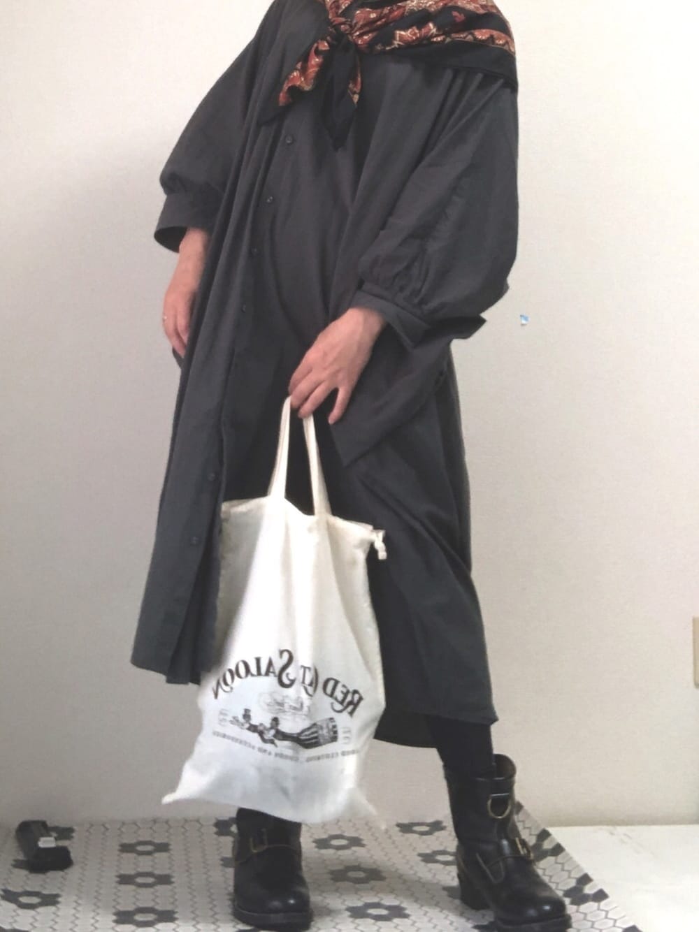 「秋コーデ、ボリューム袖、黒ブーツ、スカーフ」｜「Fillilのアイテム（シャツワンピース、グレー系）」を使った、縦横ナナメ さん（レディース・159cm）の秋コーディネートの1枚目の写真