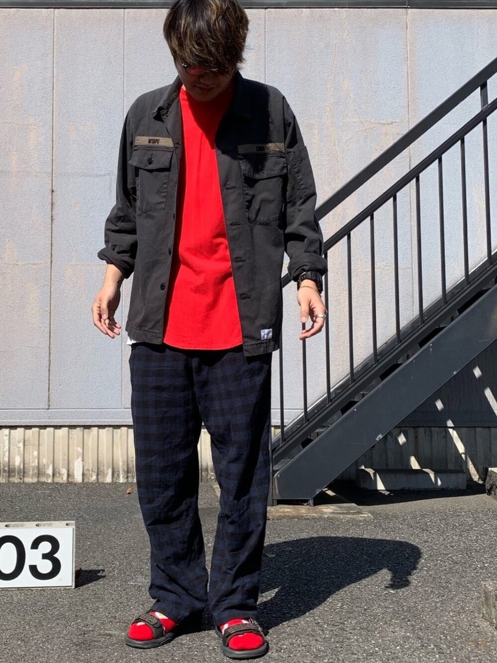 ブラック系のシャツ/ブラウス、レッド系のTシャツ/カットソー、ブラック系のサンダルを着用したメンズの春コーディネートの1枚目の写真