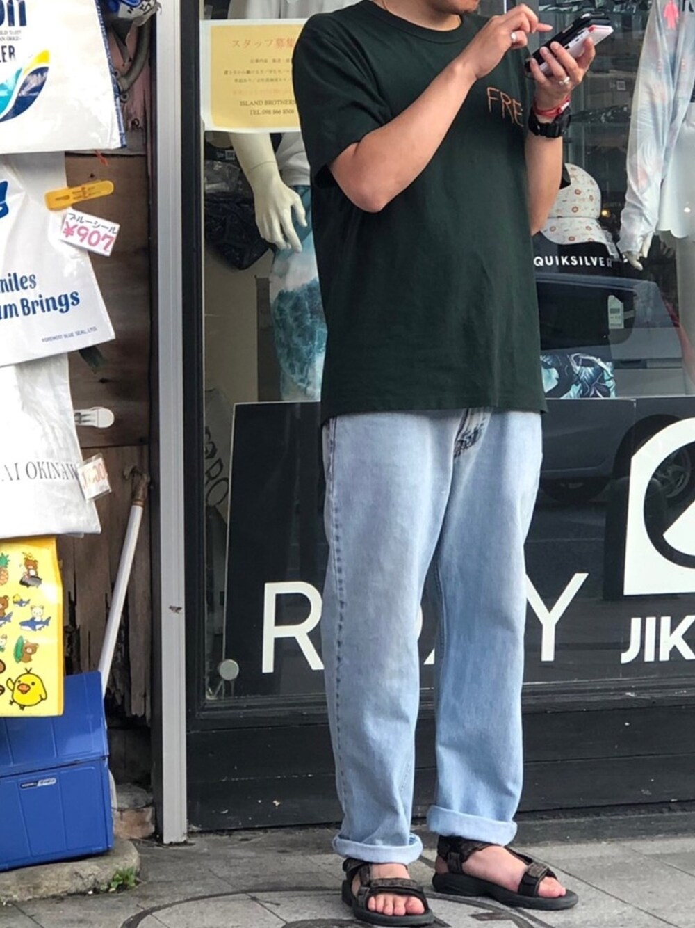 グリーン系のTシャツ/カットソー、ブルー系のデニムパンツを着用したメンズの夏コーディネートの1枚目の写真