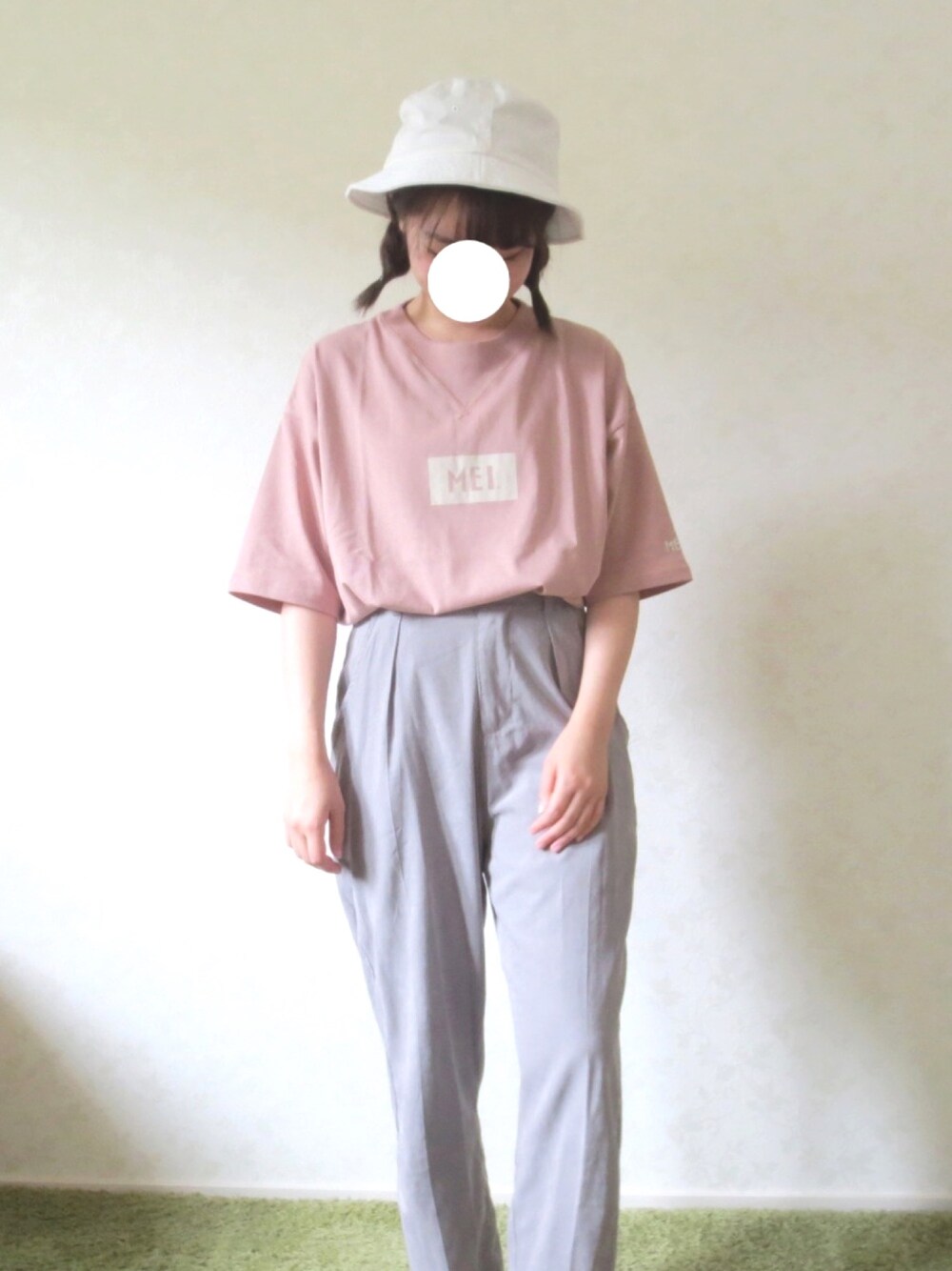 ピンク系のTシャツ/カットソー、グレー系のその他パンツ、ホワイト系のハットを着用したレディースの夏コーディネートの1枚目の写真