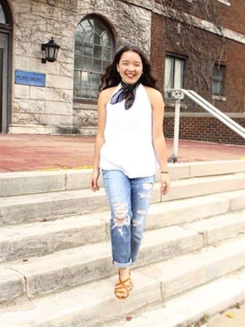 「distressed jeans」｜Caroline Coulterさん（レディース・163cm）の冬コーディネート