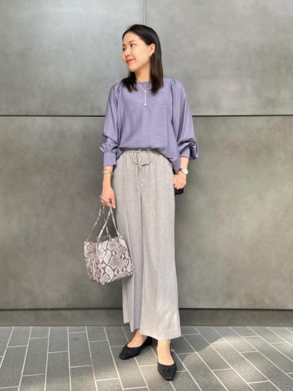 ベージュ系のその他パンツ、その他のショルダーバッグ、ブラック系のパンプスを着用したレディースの秋コーディネートの1枚目の写真
