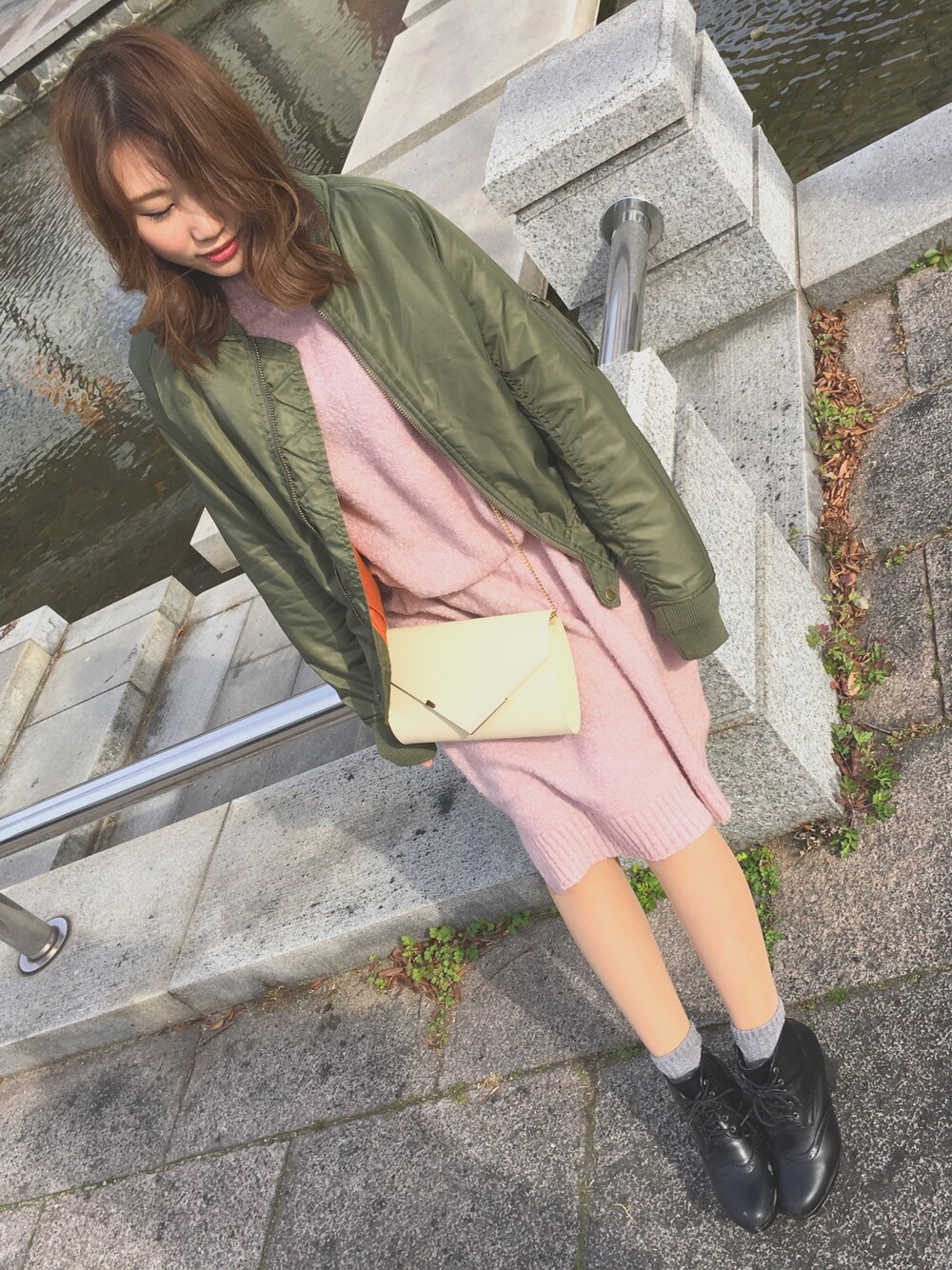 「カジュアル、オトナ女子、アングリッド、ローリーズファーム(LOWRYS FARM)、ピンク、ニットワンピ、MA-1」｜「UngridのボリュームスリーブＭＡ－１（MA-1、グリーン系）」を使った、yukiさん（レディース・155cm）の冬コーディネートの1枚目の写真