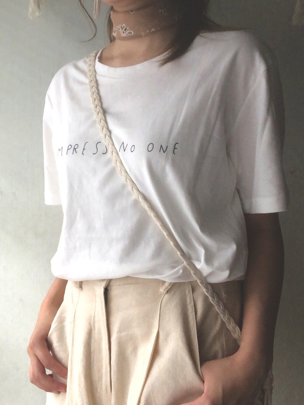 ホワイト系のTシャツ/カットソー、ベージュ系のスラックス、ベージュ系のショルダーバッグを着用したレディースの夏コーディネートの1枚目の写真