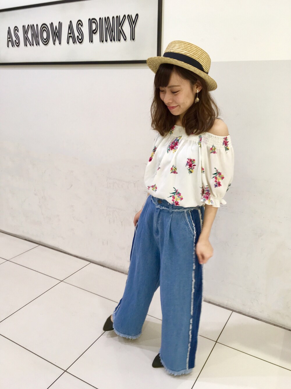 「夏、デニムパンツ、ワイドパンツ、カンカン帽、オフショルブラウス、花柄」｜「AS KNOW AS PINKYの五分ｎａオフショルＢＬ【シャツ・ブラウス】（シャツ/ブラウス、ホワイト系）」を使った、Sakiさん（レディース・152cm）の夏コーディネートの1枚目の写真