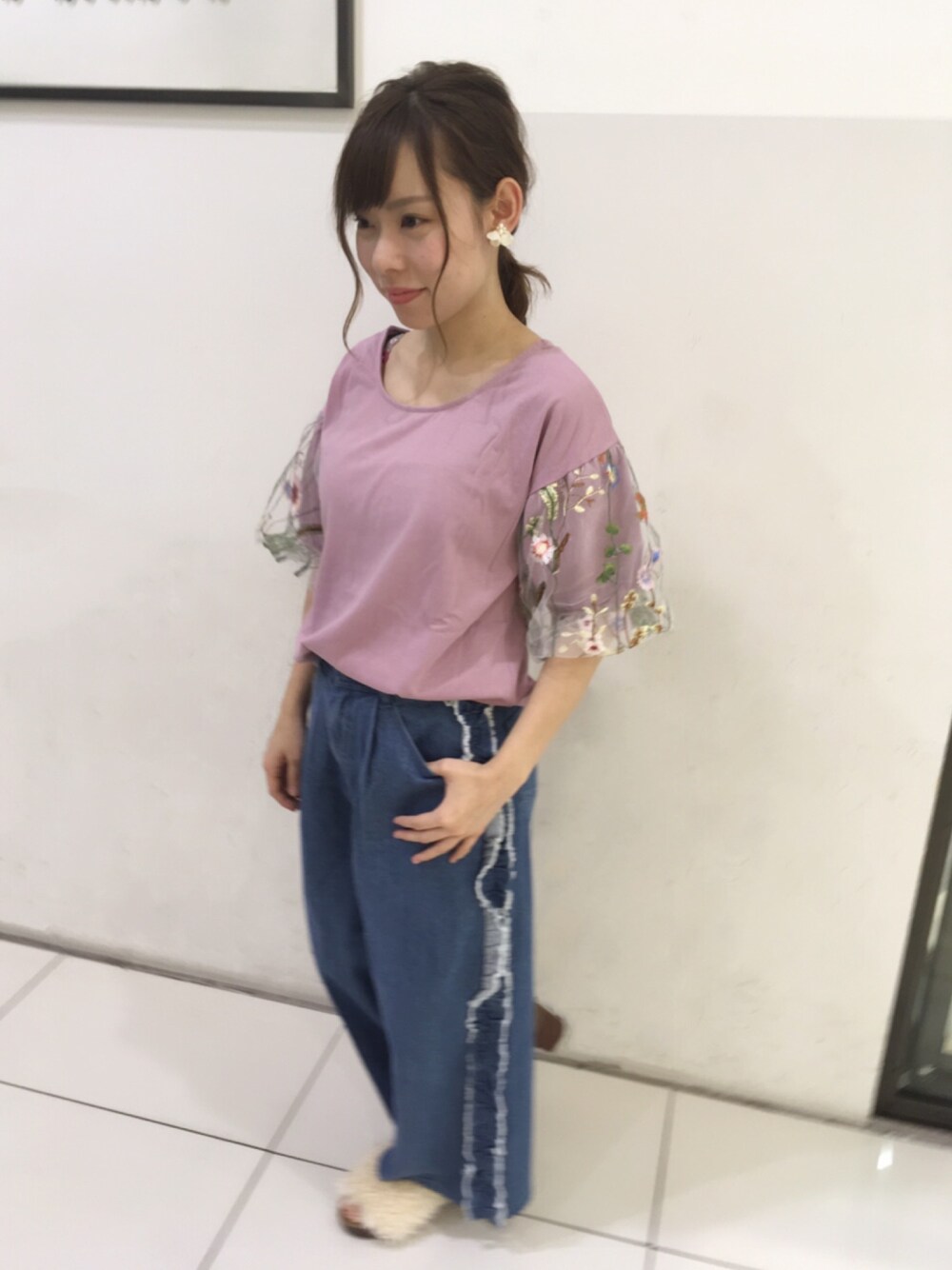 「夏、カジュアルコーデ、花柄、シースルー、デニムパンツ」｜「AS KNOW AS PINKYのアイテム（Tシャツ/カットソー、ピンク系）」を使った、Sakiさん（レディース・152cm）の夏コーディネートの1枚目の写真