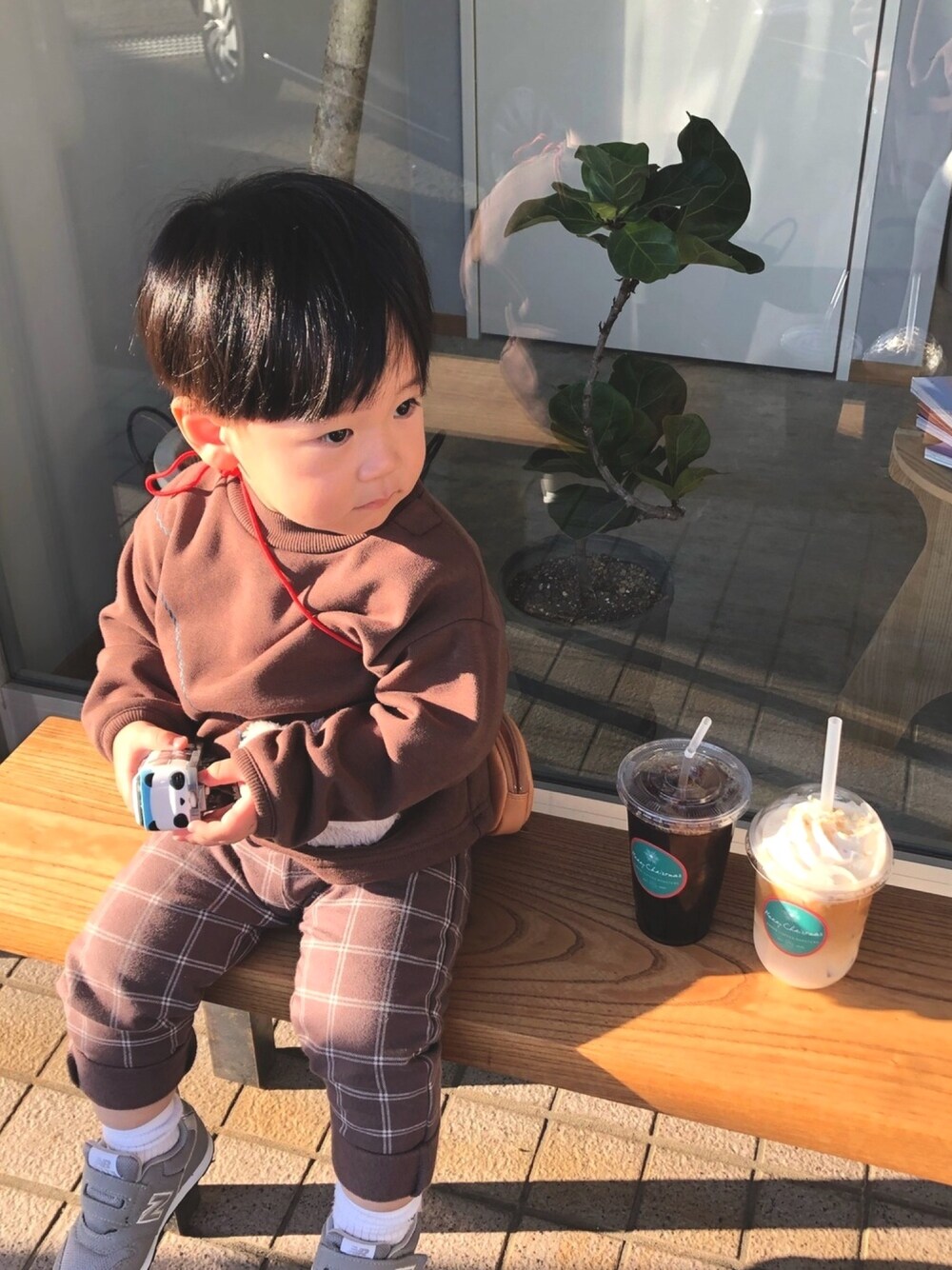 「休日コーデ、ブラウン、ブラウンコーデ、ブラウン色に染まれ、男の子、男の子コーデ、むすこーで、スニーカー」｜「NEW BALANCEのFS996（スニーカー、グレー系）」を使った、azuさん（キッズ・90cm）の春コーディネートの1枚目の写真