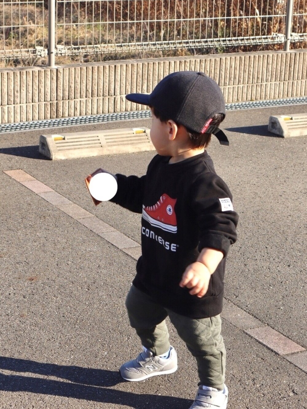 「ロゴスウェット、converse、むすこーで、男の子、男の子コーデ、おとこのこ、スニーカーコーデ、キルティング、キッズコーデ、キャップ」｜「F.O.KIDSのアイテム（キャップ、ブラック系）」を使った、azuさん（キッズ・80cm）の冬コーディネートの1枚目の写真