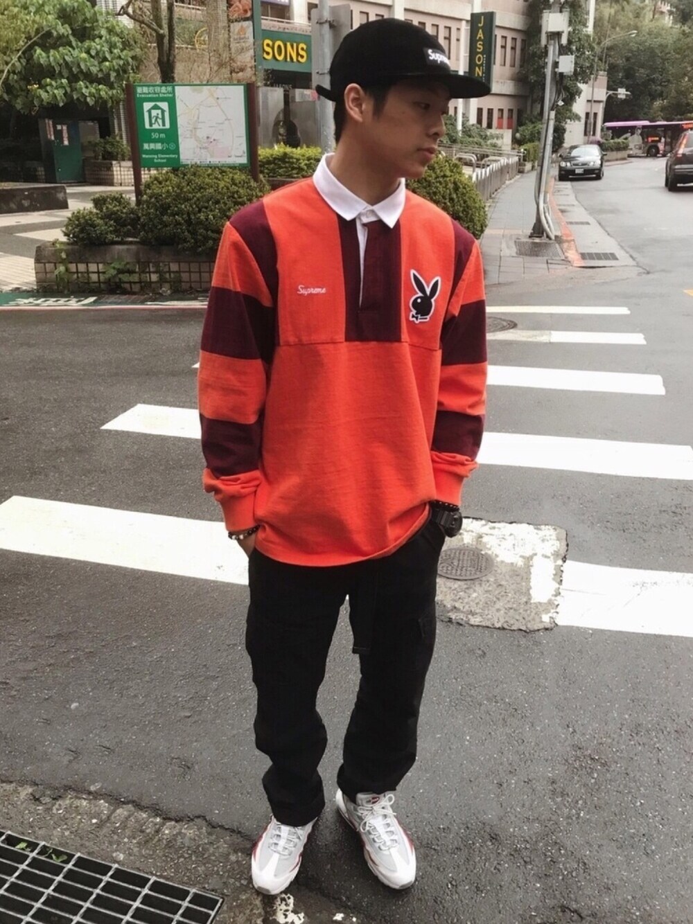 Supreme のポロシャツ（オレンジ系）を使った人気ファッション