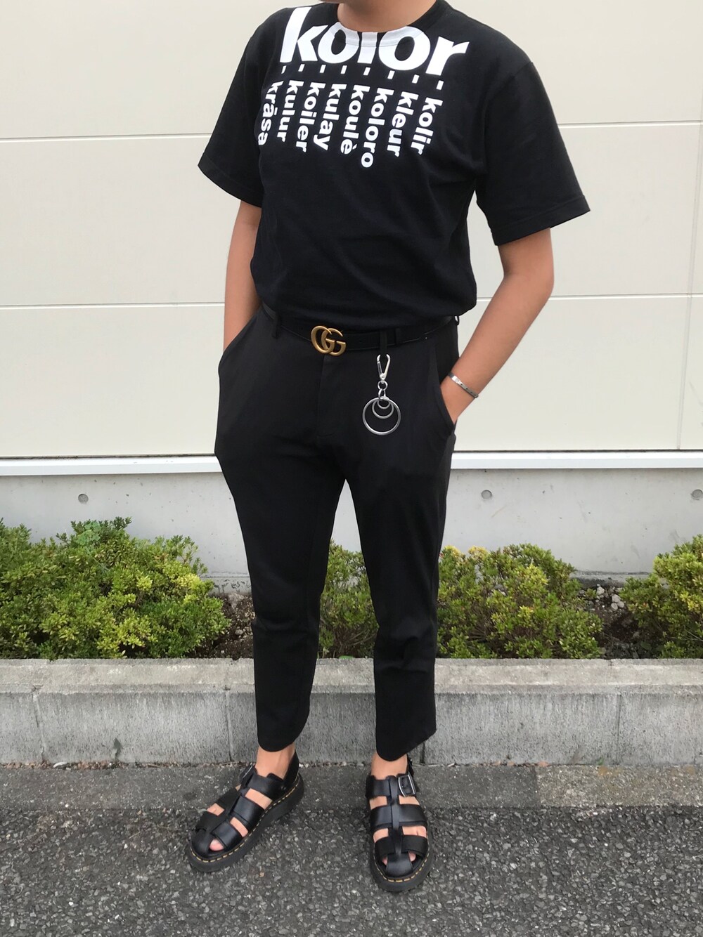 「休日スタイル、おしゃれさんと繋がりたい、モード、kolor、Dr.Martens、サンダル、WEGO、キーリング、GUCCI、タックイン」｜「kolorのアイテム（Tシャツ/カットソー、ブラック系）」を使った、たくさん（メンズ・172cm）の夏コーディネートの1枚目の写真