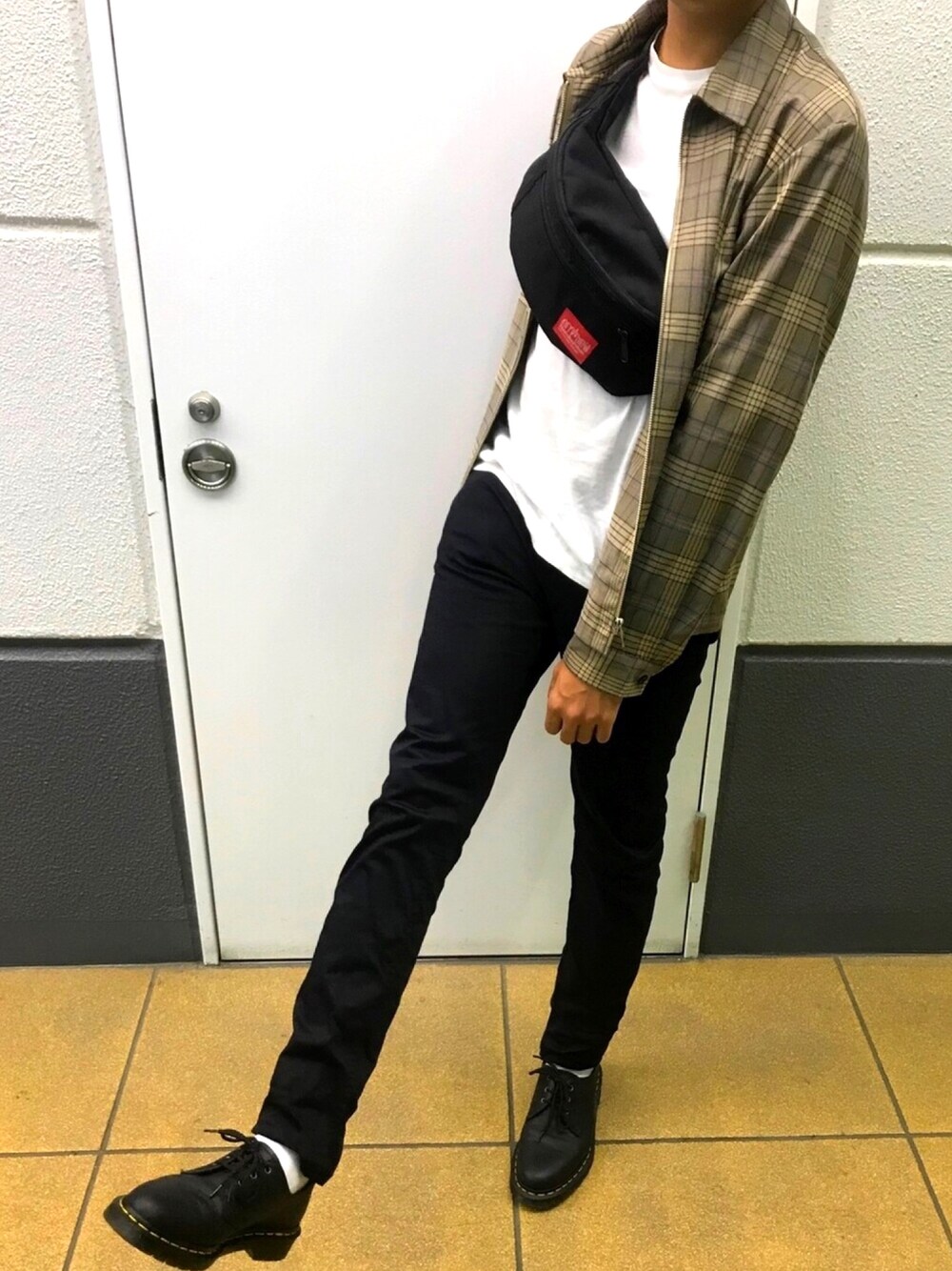 「チェック柄に恋してる、おしゃれさんと繋がりたい、秋のコーデ、チェック、スキニー、Dr.Martens、ウエストポーチ、ドレスシューズ、チェックシャツ、今日のコーデ」｜「417 EDIFICEの50/2 TR2WAYストレッチ ドリズラーブルゾン（ブルゾン、イエロー系）」を使った、たくさん（メンズ・172cm）の秋コーディネートの1枚目の写真