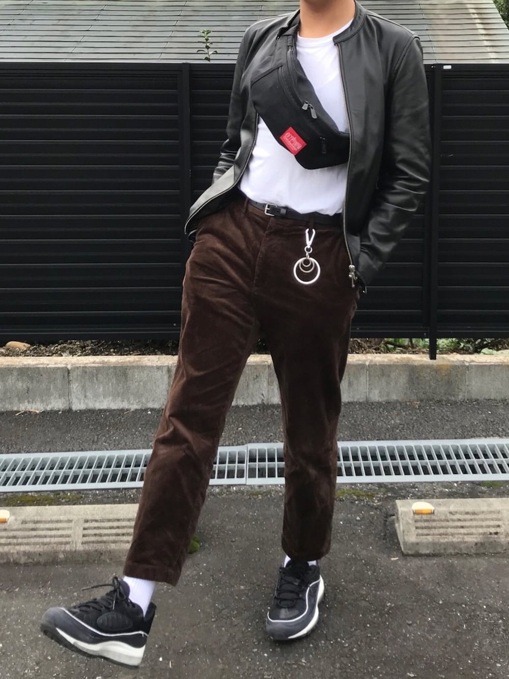 「秋のコーデ、お洒落さんとつながりたい、コーデュロイ、ブラウン、秋コーデ、ライダース、NIKE、ウエストポーチ、タックイン、いいね、save、フォローお願いします🤑」｜「UNITED TOKYOのラムレザーシングルライダース（ライダースジャケット、ブラック系）」を使った、たくさん（メンズ・172cm）の秋コーディネートの1枚目の写真