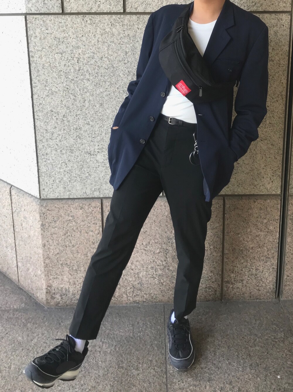 「秋冬コーデ、おしゃれさんと繋がりたい、大人カジュアル、秋のコーデ、きれいめカジュアル、テーラードジャケット、スラックス、タックイン、UNIQLO、ウエストポーチ」｜「Y'sのアイテム（テーラードジャケット、ブルー系）」を使った、たくさん（メンズ・172cm）の秋コーディネートの1枚目の写真