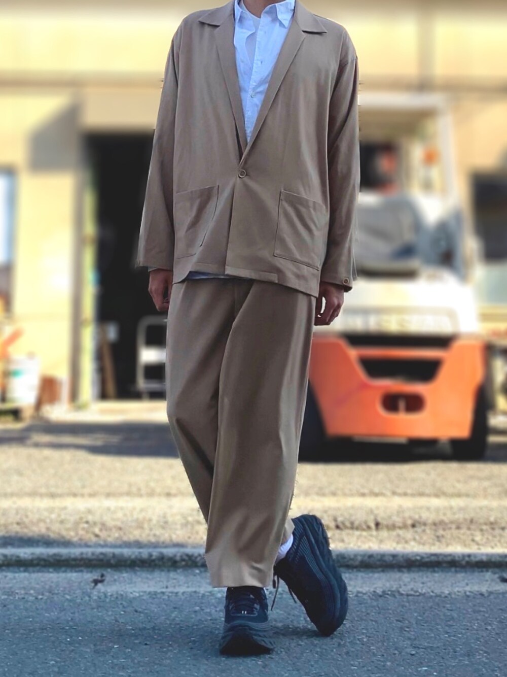 「シンプルコーデ、春コーデ、大人カジュアル、きれいめカジュアル、大学生、シャツスタイル、セットアップ、ベージュ、おしゃれさんと繋がりたい、スニーカー」｜「AURALEEの＜AURALEE（オーラリー）＞ストライプ シャツ ■■■（シャツ/ブラウス、ホワイト系）」を使った、たくさん（メンズ・172cm）の春コーディネートの1枚目の写真