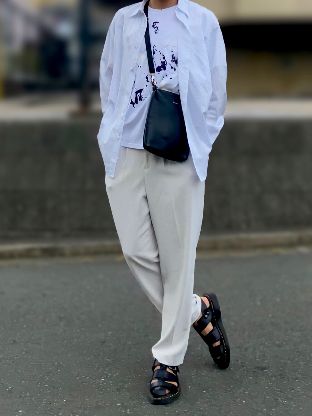 「春コーデ、おしゃれさんと繋がりたい、今日のコーデ、きれいめカジュアル、シンプル、夏コーデ、サンダル、シャツスタイル、白パンツ、Tシャツ」｜「UNIQLOのアイテム（スラックス、ホワイト系）」を使った、たくさん（メンズ・173cm）の春コーディネートの1枚目の写真