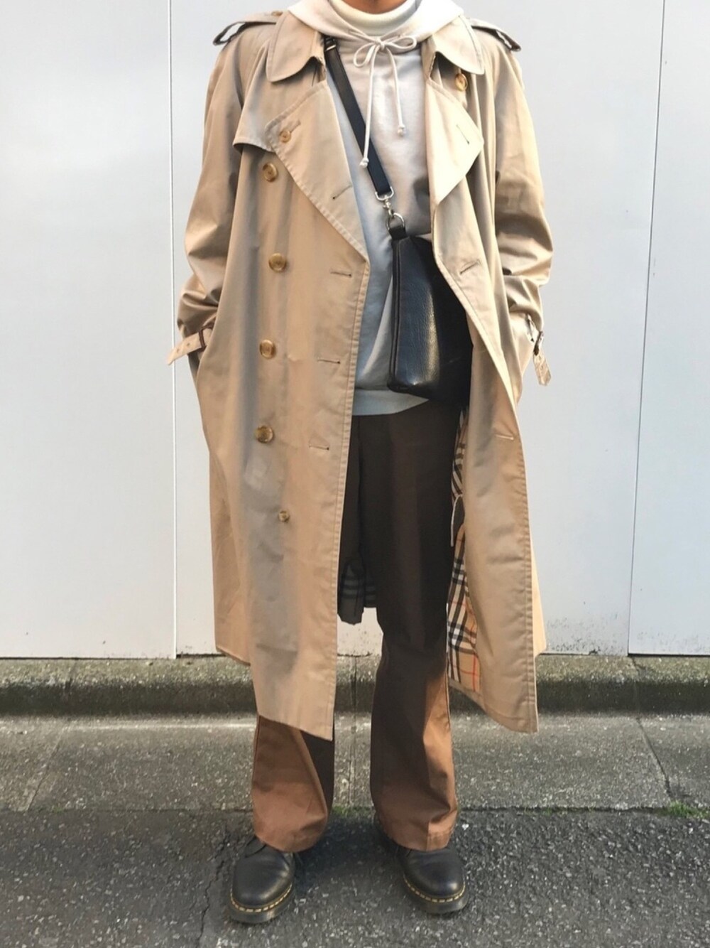 「お洒落さんとつながりたい、大人カジュアル、今日のコーデ、いいね、save、フォローお願いします🤑、UNIQLO、ベージュ、パーカー、トレンチコート、シンプル、きれいめカジュアル」｜「KAIKOのKAIKO LEATHER SHOULDER BAG（ショルダーバッグ、ブラック系）」を使った、たくさん（メンズ・172cm）の春コーディネートの1枚目の写真