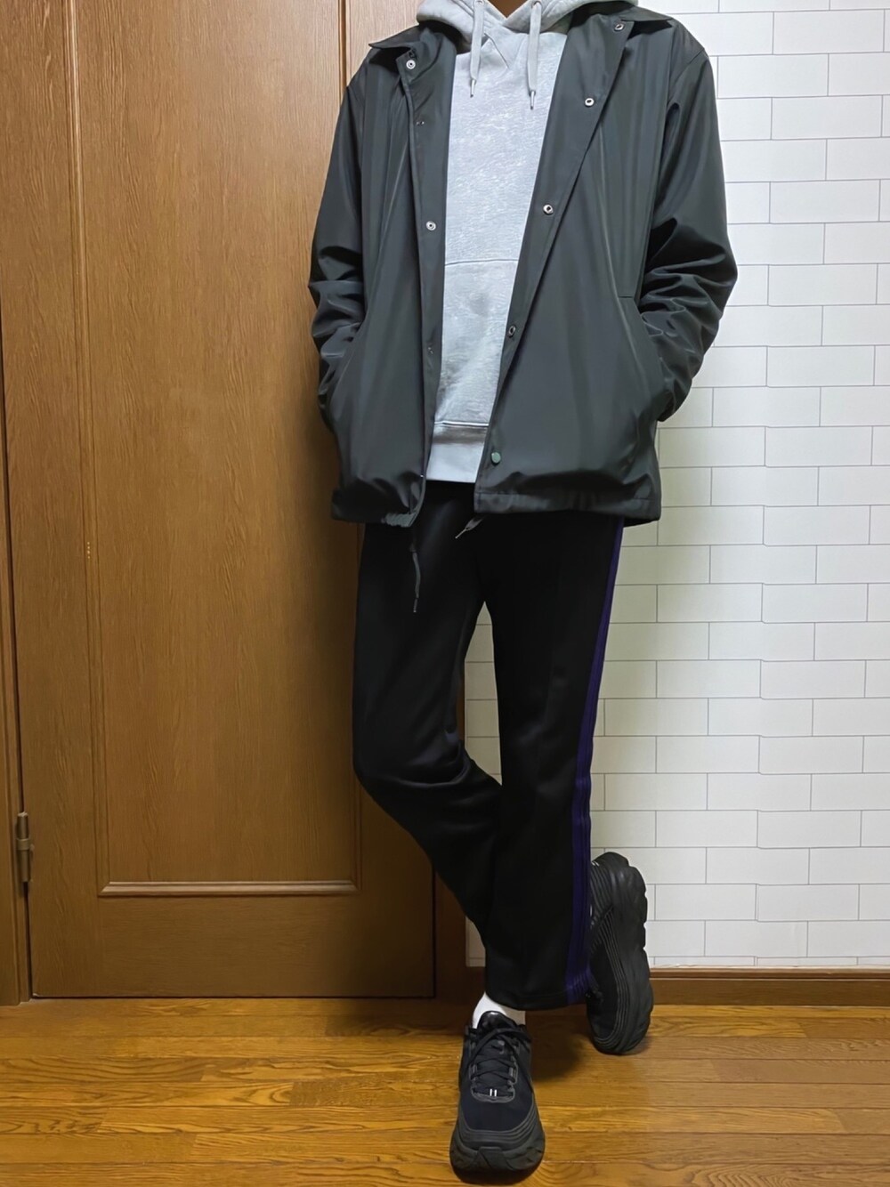 「春コーデ、おしゃれさんと繋がりたい、春夏コーデ、きれいめカジュアル、カジュアルコーデ、コーチジャケット、トラックパンツ、スニーカー、パーカー、いいね、save、フォローお願いします🤑」｜「GUのアイテム（パーカー、グレー系）」を使った、たくさん（メンズ・173cm）の春コーディネートの1枚目の写真