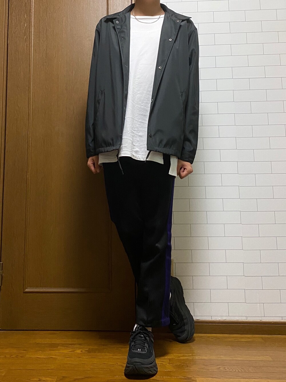 「春夏コーデ、春コーデ、おしゃれさんと繋がりたい、休日スタイル、シンプルコーデ、きれいめカジュアル、ラフ、ロンT、スニーカー、コーチジャケット」｜「GUのアイテム（ナイロンジャケット、ブラック系）」を使った、たくさん（メンズ・173cm）の春コーディネートの1枚目の写真