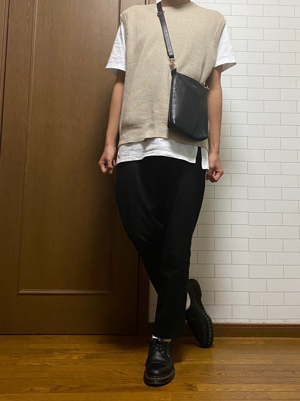 「春夏コーデ、おしゃれさんと繋がりたい、きれいめカジュアル、プチプラ、Dr.Martens、ロンT、UNIQLO、ベスト、ベージュ、いいね、save、フォローお願いします🤑」｜「UNIQLOのアイテム（ベスト、ベージュ系）」を使った、たくさん（メンズ・173cm）の春コーディネートの1枚目の写真