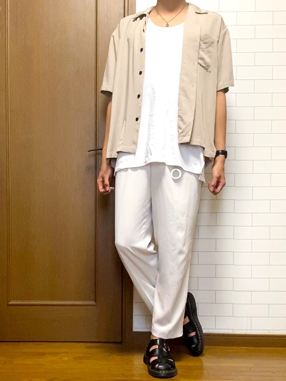 「シャツ好き集まれ、おしゃれさんと繋がりたい、オトナカジュアル、シンプルコーデ、夏コーデ、プチプラ、UNIQLO、白パンツ、きれいめカジュアル、いいね、save、フォローお願いします🤑」｜「GUCCIのアイテム（ネックレス、シルバー系）」を使った、たくさん（メンズ・173cm）の夏コーディネートの1枚目の写真