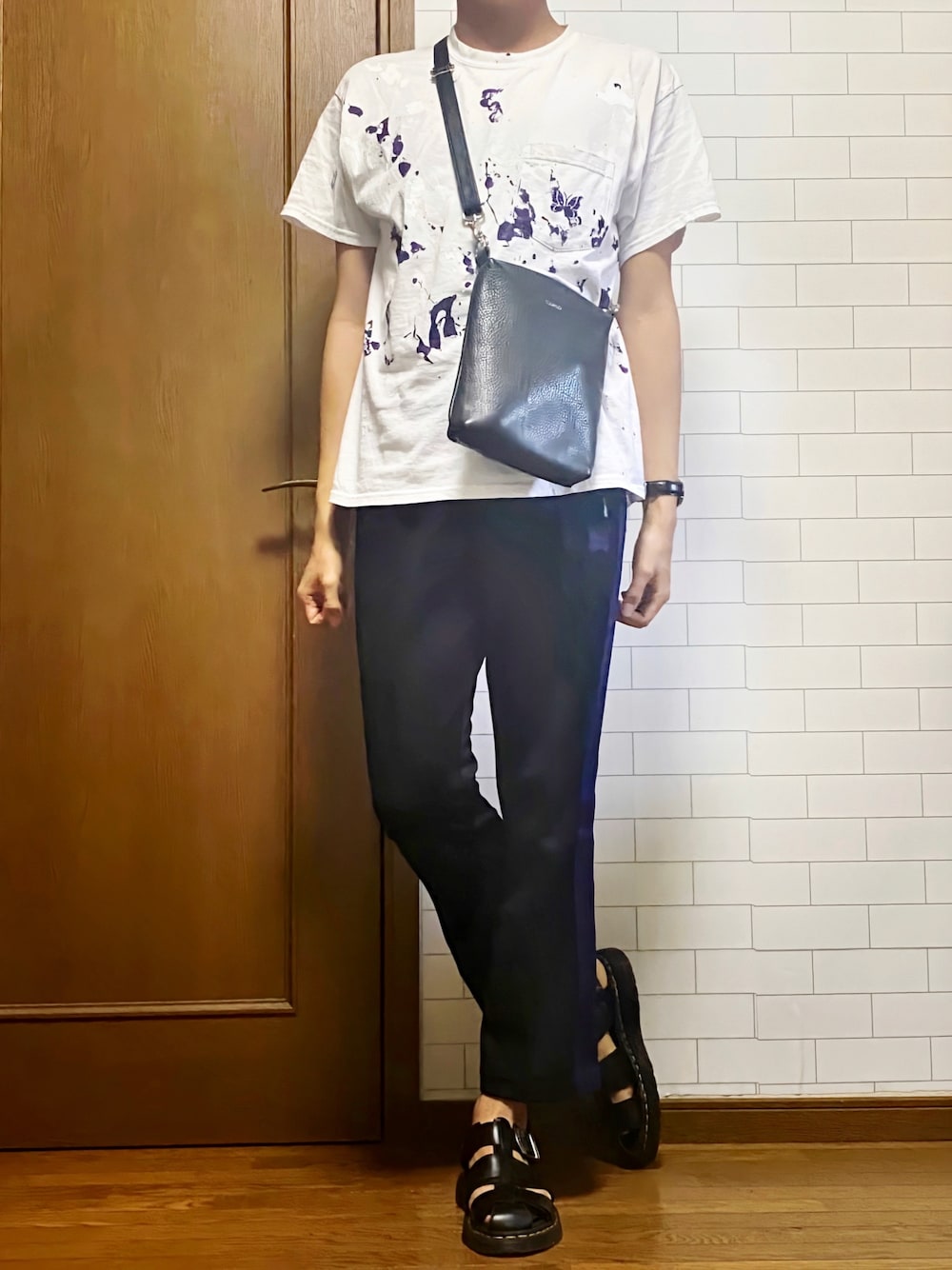 「夏、きれいめカジュアル、大人コーデ、おしゃれさんと繋がりたい、サンダル、ラフ、いいね、save、フォローお願いします🤑、シンプル」｜「Needlesのアイテム（Tシャツ/カットソー、ホワイト系）」を使った、たくさん（メンズ・173cm）の夏コーディネートの1枚目の写真