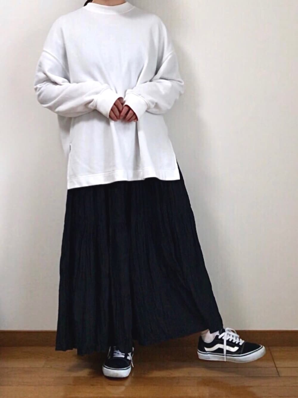 「カジュアルコーデ、モノトーン、シンプル、プチプラ、低身長コーデ、スウェット、スニーカー、GU、ユニクロ、VANS」｜「UNIQLOのツイストプリーツロングスカート（スカート、ブラック系）」を使った、鶫さん（レディース・149cm）の春コーディネートの1枚目の写真