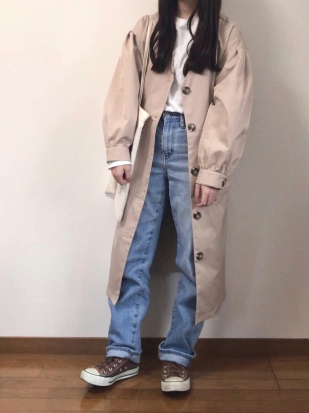「春コーデ、プチプラコーデ、カジュアル、シンプル、デニム、トレンチコート、低身長、ユニクロ、GU、emsexcite」｜「UNIQLOのハイライズストレートアンクルジーンズ（丈標準70cm）（デニムパンツ、ブルー系）」を使った、鶫さん（レディース・149cm）の春コーディネートの1枚目の写真