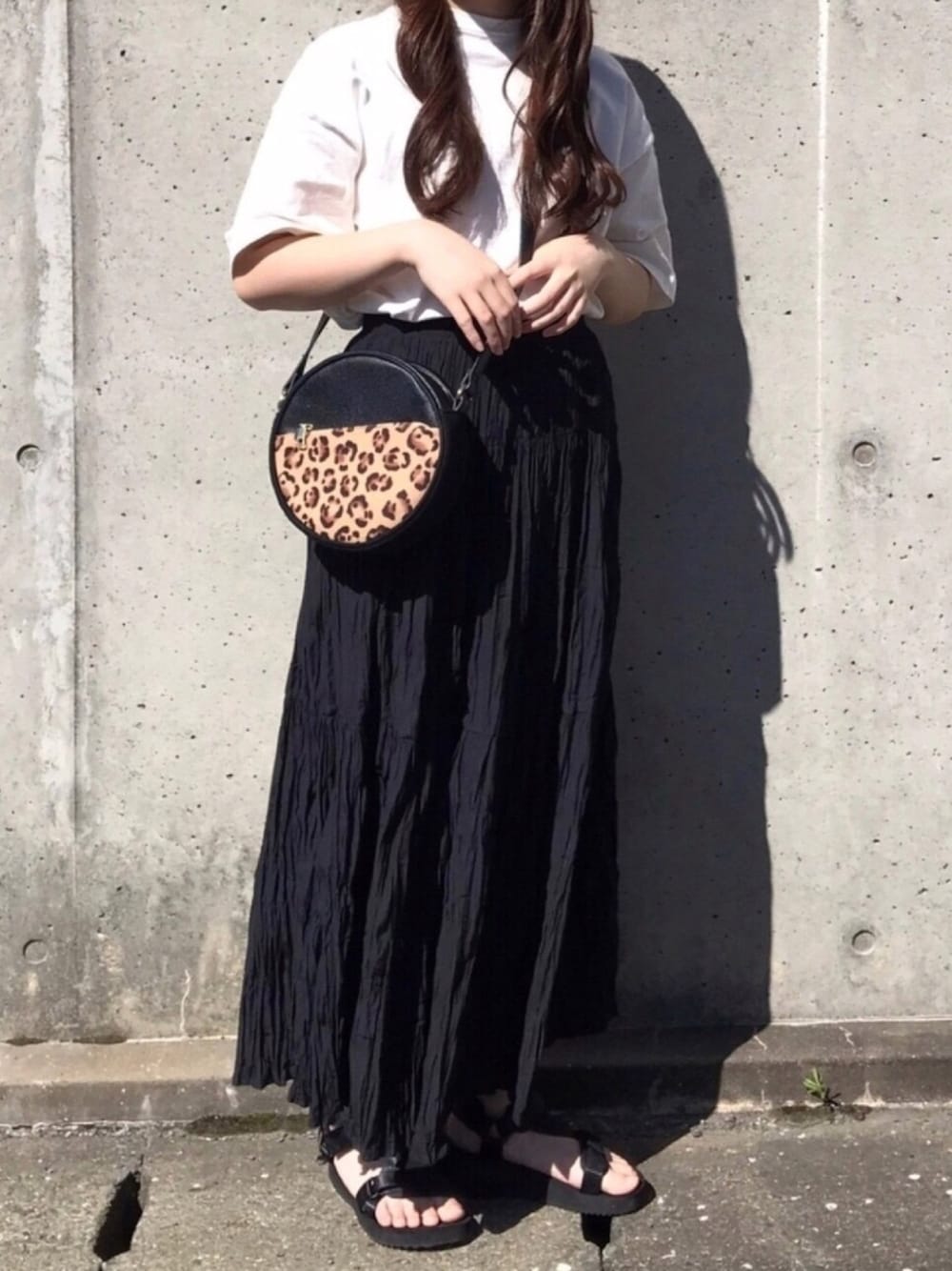 「これが私をアゲる服、夏コーデ、休日スタイル、大人カジュアル、低身長、モノトーン、レオパード、白Tシャツ、ロングスカート、スポーツサンダル」｜「UNIQLOのツイストプリーツロングスカート（スカート、ブラック系）」を使った、鶫さん（レディース・149cm）の春コーディネートの1枚目の写真