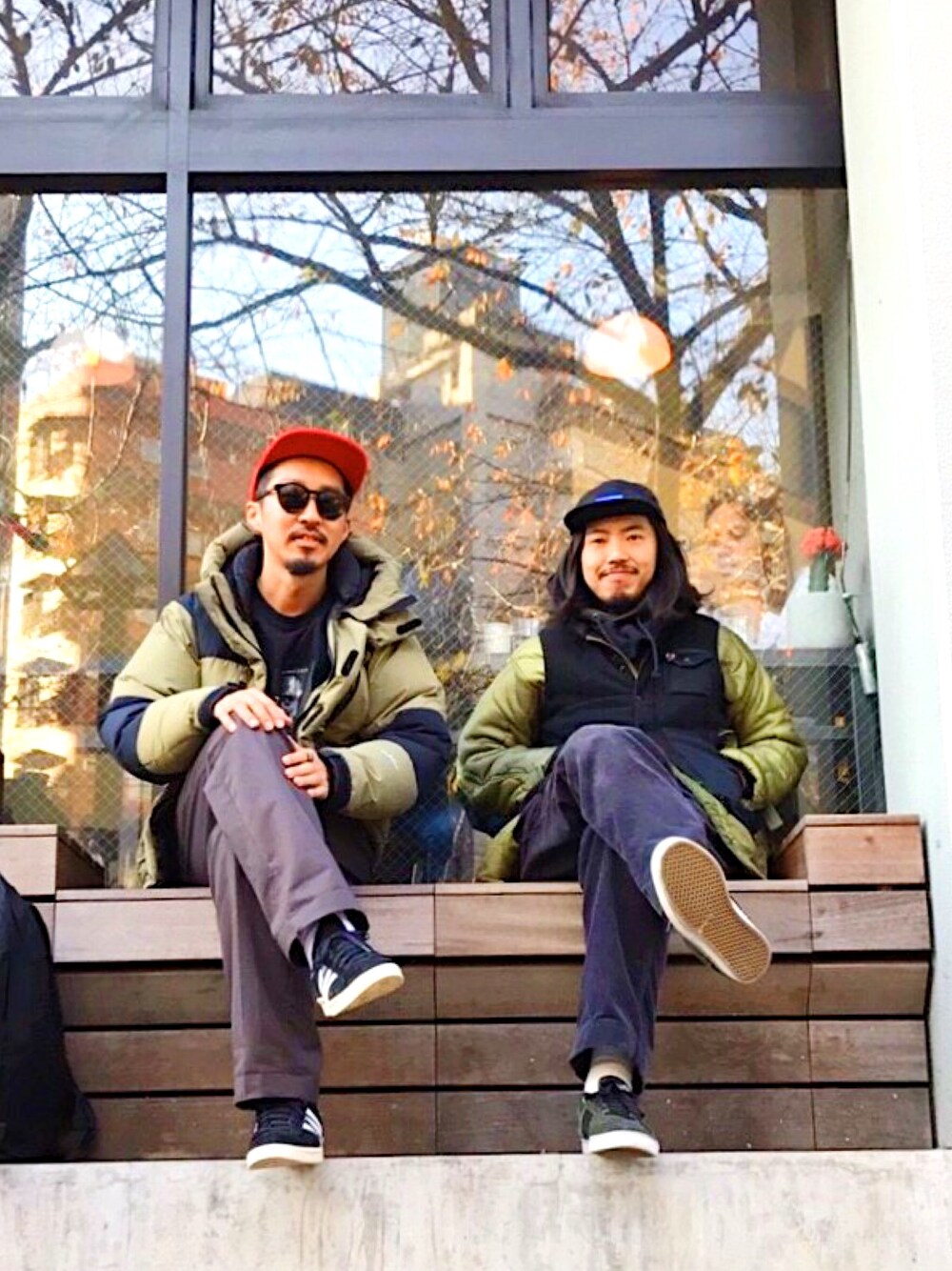 「秋冬、休日スタイル、大人カジュアル、スニーカー、ダウンベスト、レイヤードスタイル、カフェ、ストリートMIX、古着MIX、street」｜「Buzz Rickson'sのアイテム（ベスト、ブラック系）」を使った、こたさん（メンズ・180cm）の秋コーディネートの1枚目の写真