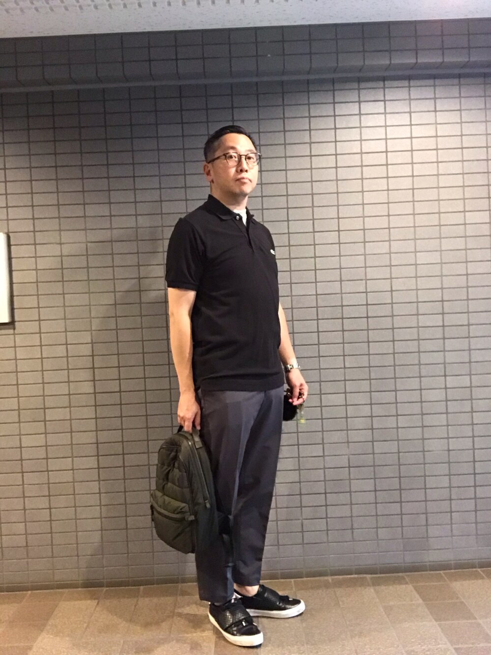 モンクレールTシャツジャケットパンツに合うショルダーバッグ モンクレールTシャツジャケットパンツスニーカーに合うシャツ