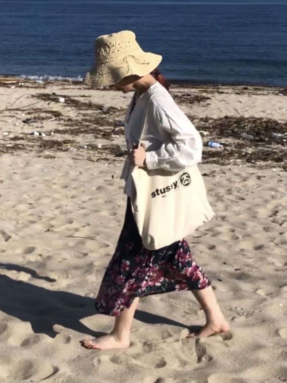 「麦わら帽子、花柄ワンピース、stussy、夏コーデ、おしゃれさんと繋がりたい、トートバッグ、海、低身長、ootd、きれいめカジュアル」｜「ADAM ET ROPE'のアイテム（ワンピース、ブルー系）」を使った、reoreoniさん（レディース・153cm）の夏コーディネートの1枚目の写真