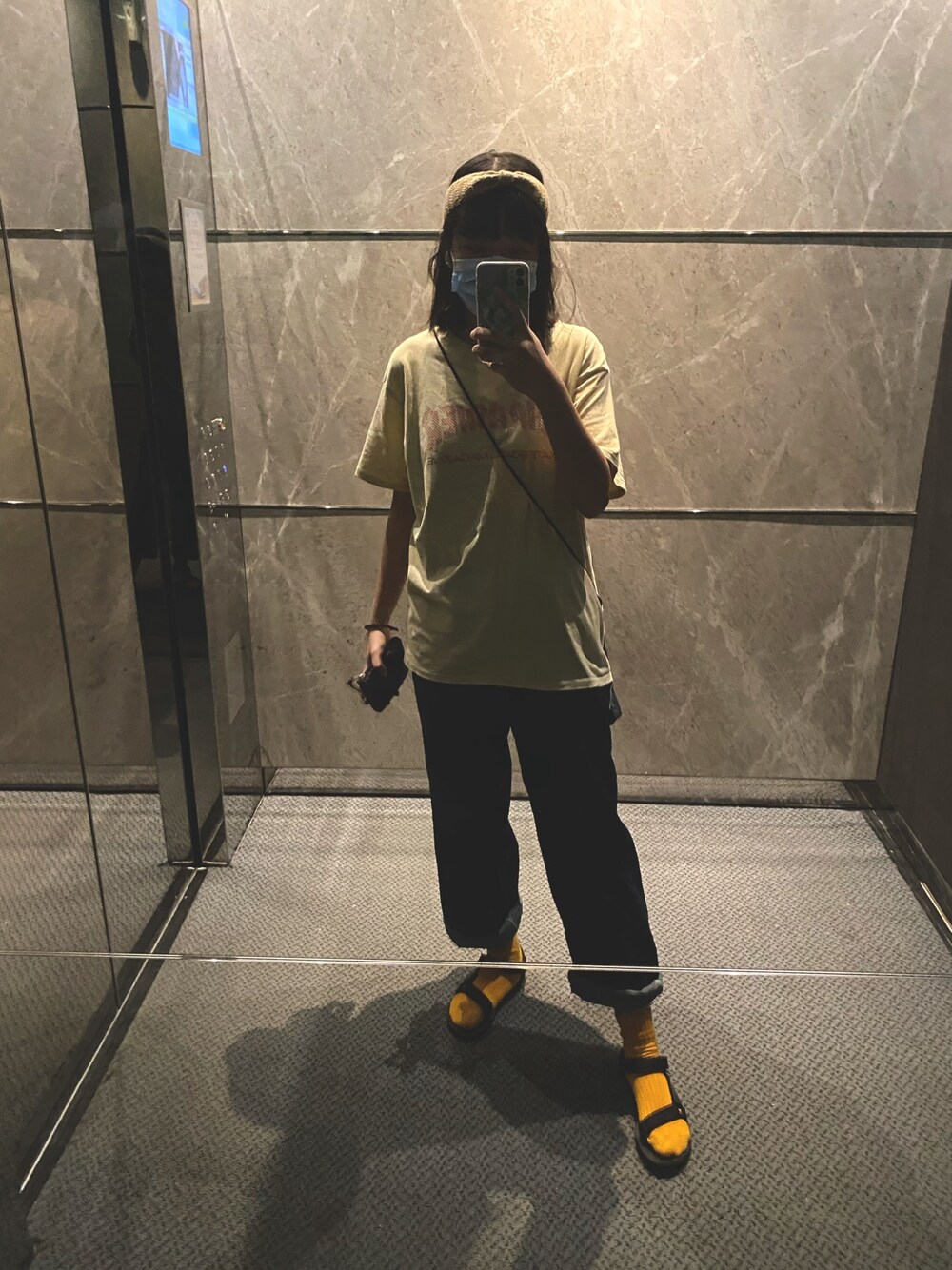 「THRASHERのアイテム（Tシャツ/カットソー、ベージュ系）」を使った、v1wcwkyさん（レディース・170cm）の秋コーディネートの1枚目の写真