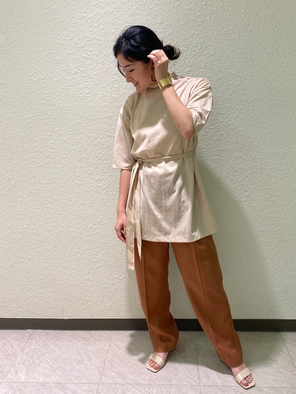 ベージュ系のサンダル、ベージュ系のTシャツ/カットソー、オレンジ系のその他パンツを着用したレディースの夏コーディネートの1枚目の写真