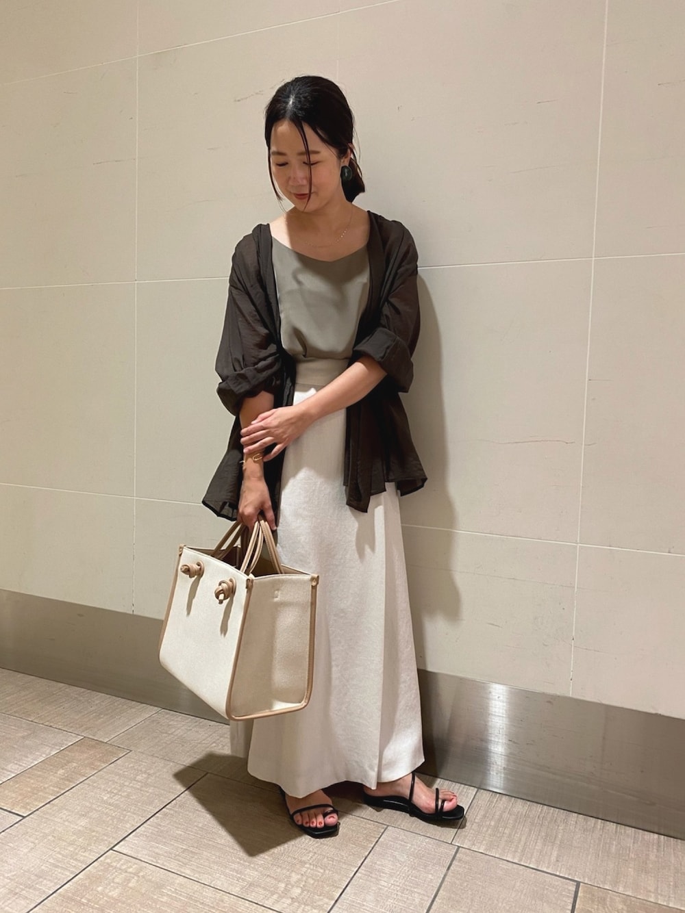 ブラウン系のシャツ/ブラウス、ベージュ系のスカート、その他のトートバッグを着用したレディースの夏コーディネートの1枚目の写真