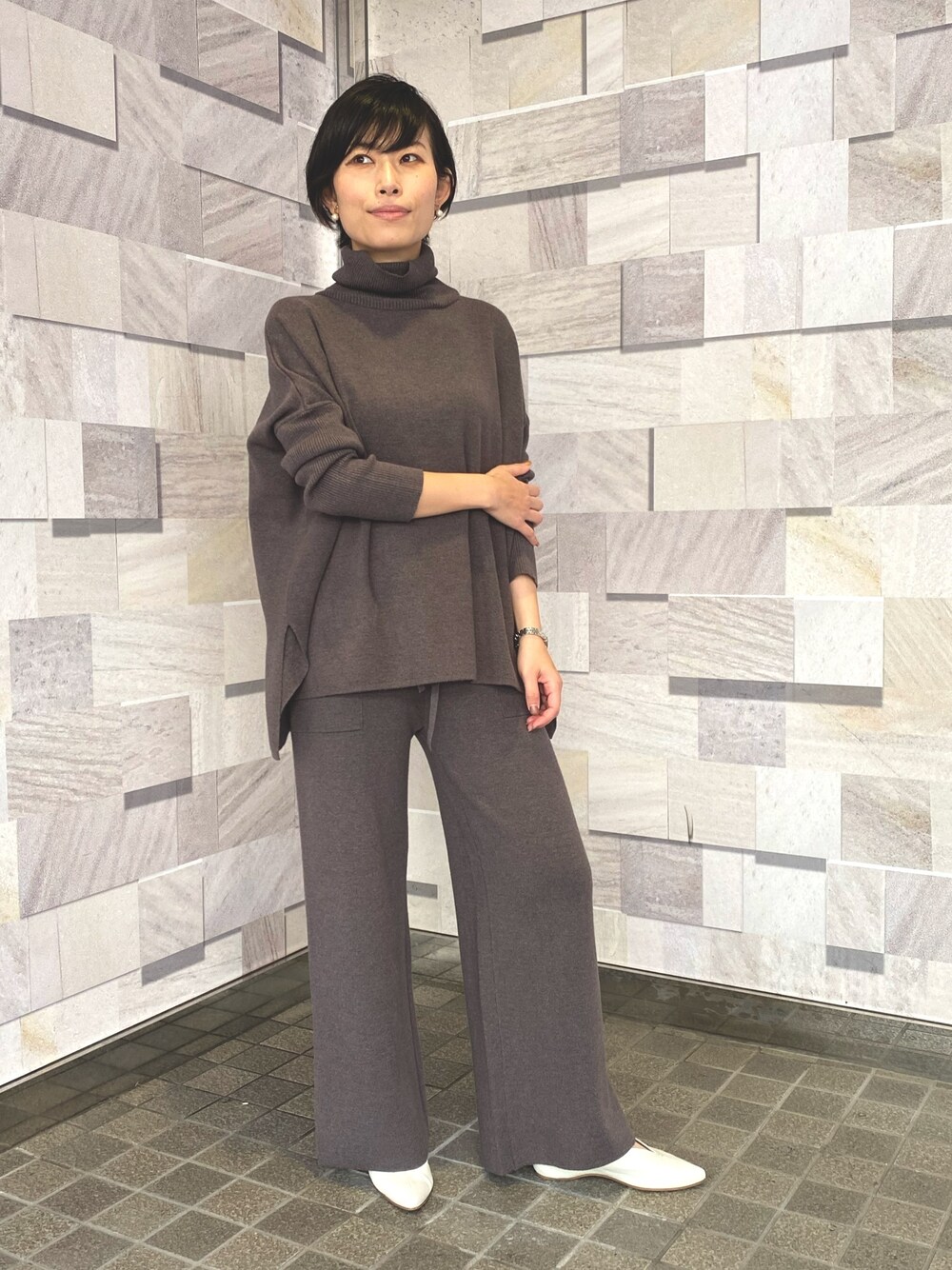 「ナノユニバース、nano・universe、ニット、セットアップ、撥水加工、大人カジュアル、リラックスコーデ、ワントーンコーデ、秋冬コーデ、ブラウンコーデ」｜「NANO universeの撥水コーティング セットアップニット（つなぎ/オールインワン、ブラウン系）」を使った、nano・universe ルミネ横浜 Womensさん（レディース・155cm）の秋コーディネートの1枚目の写真