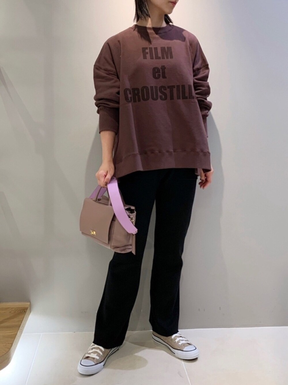 「Rougevif、ルージュヴィフ、スウェット、ニットパンツ、パンツスタイル、きれいめカジュアル、大人コーデ、シンプルコーデ、ロゴスウェット」｜「Rouge vifのニットストレートパンツ（その他パンツ、グリーン系）」を使った、yyhhmm互相さん（レディース・165cm）の春コーディネートの1枚目の写真