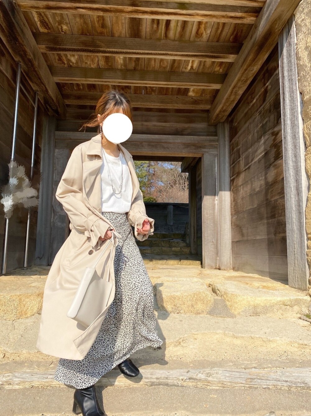 「GU、トレンチコート、スカート、レオパード、休日スタイル、春コーデ、スクエアトゥ」｜「LOWRYS FARMのアニマルキリカエフレアスカート　917478（スカート、ホワイト系）」を使った、taroさん（レディース・155cm）の冬コーディネートの1枚目の写真