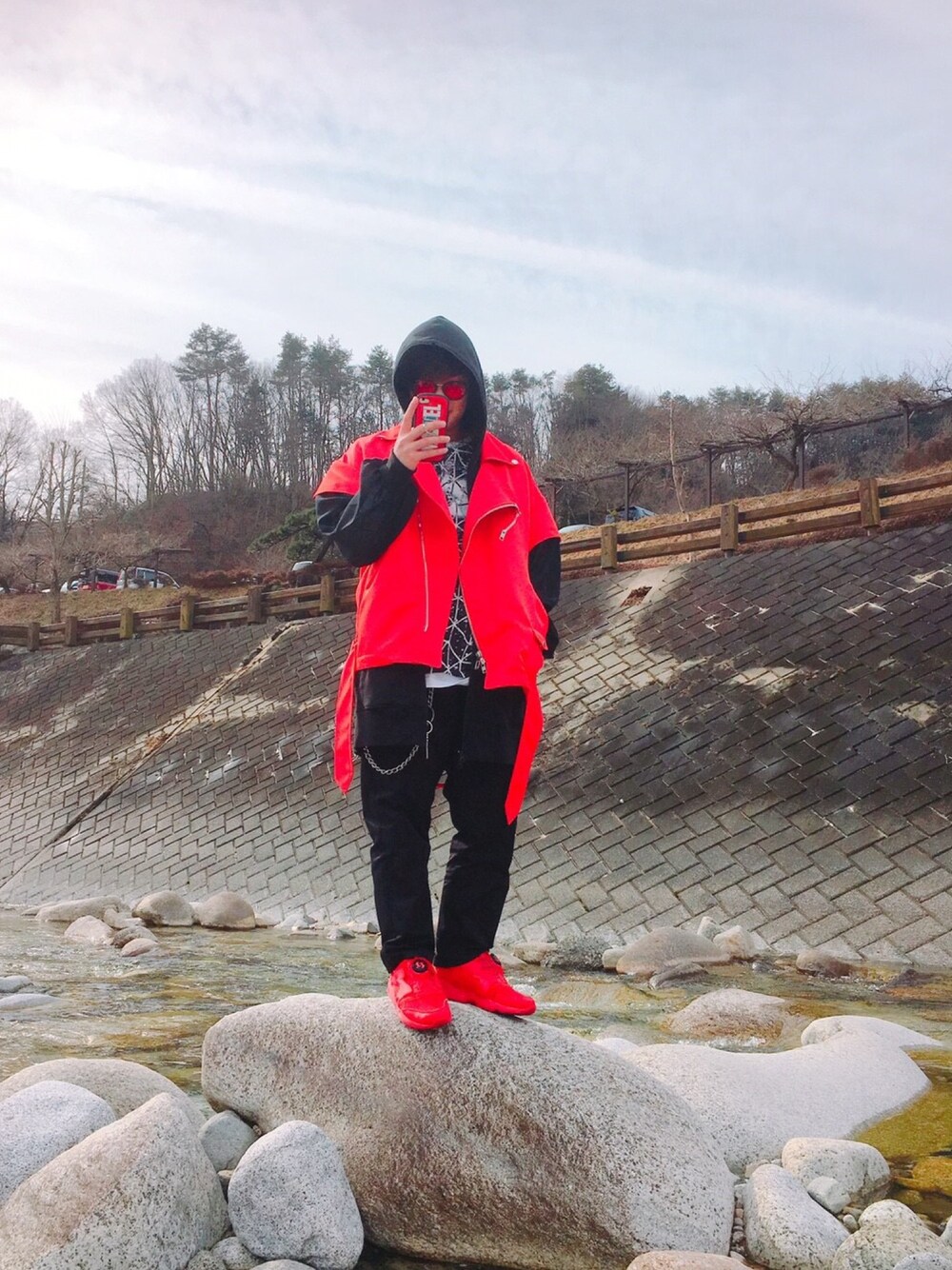 「ライダース、17SS、赤黒コーデ、赤レンズ、ストリートMIX、阿智村、川」｜「PARADOXのアイテム（ライダースジャケット、レッド系）」を使った、Kiloさん（メンズ・165cm）の春コーディネートの1枚目の写真