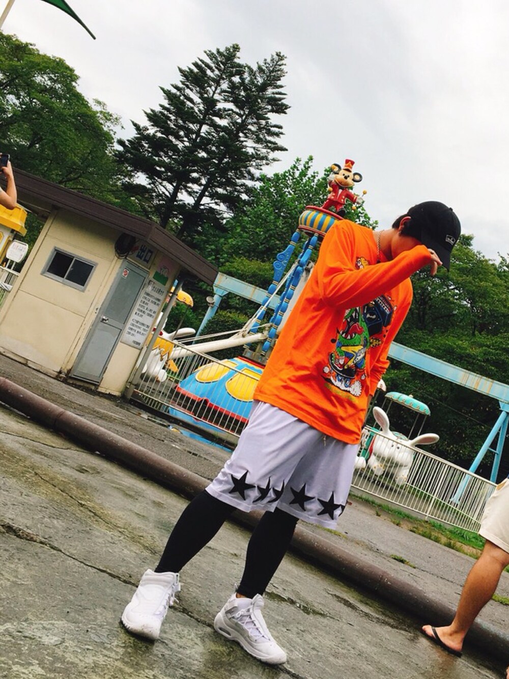 「ストリートMIX、オレンジ、ホワイト、NIKE、スニーカー、ロリクレ、Deviluse、Danke schon、宇都宮動物園、映え」｜「Deviluseのアイテム（キャップ、ブラック系）」を使った、Kiloさん（メンズ・165cm）の秋コーディネートの1枚目の写真