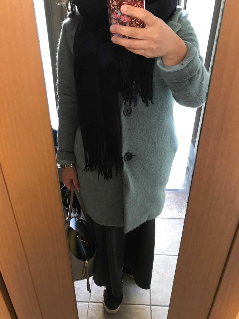 「チェスターコート、Mila Owen、ワイドパンツ、SHARE PARK(SHARE PARK)、adidas、topkapi、寒色系コーデ、united arrows、大人カジュアル」｜「UNITED ARROWSの【別注】＜JOHNSTONS（ジョンストンズ）＞ チェック柄　W/CA ストール（ストール/ショール、その他）」を使った、もりひろこさん（レディース・152cm）の秋コーディネートの1枚目の写真