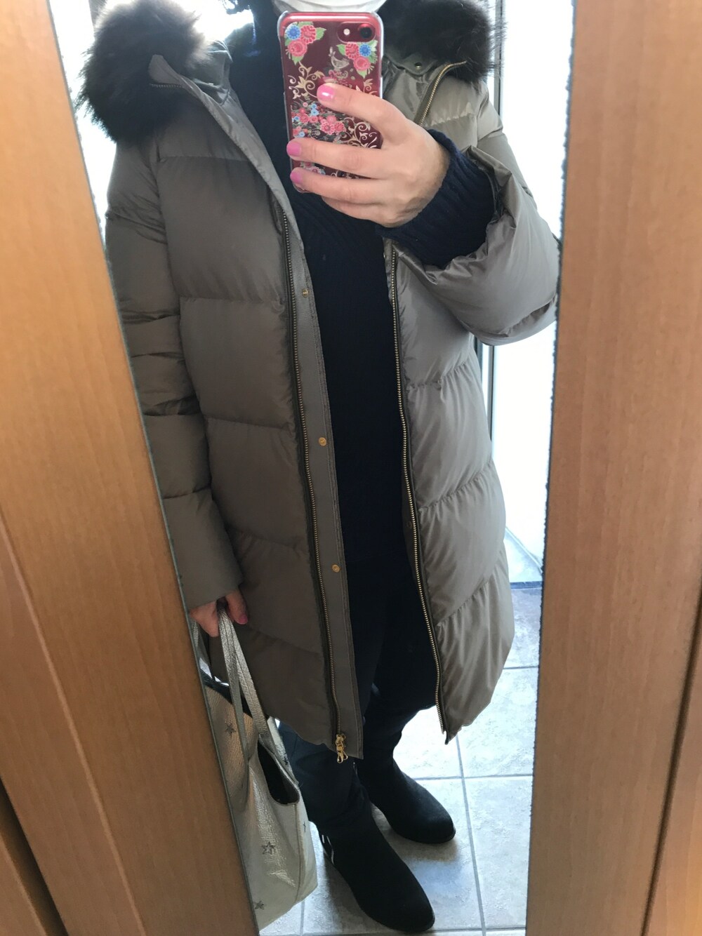 グリーン系のダウンジャケット/コート、ブルー系のニット/セーター、ブルー系のその他パンツを着用したレディースの冬コーディネートの1枚目の写真