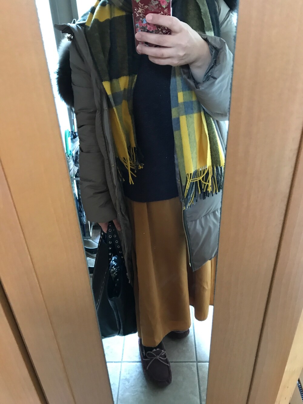 「パープル×イエロー、西川ダウン、nano・universe、SHIPS、PLST、vanessabruno、UGG、大人カジュアル」｜「NANO universeの【BAILA 11月号掲載】西川ダウン/フードロングダウン（ダウンジャケット/コート、グリーン系）」を使った、もりひろこさん（レディース・152cm）の冬コーディネートの1枚目の写真