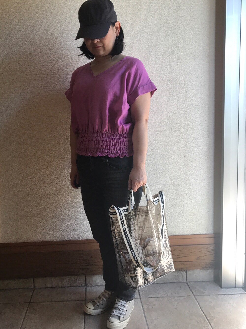 パープル系のシャツ/ブラウス、ブラック系のデニムパンツ、ブラック系のショルダーバッグを着用したレディースの春コーディネートの1枚目の写真