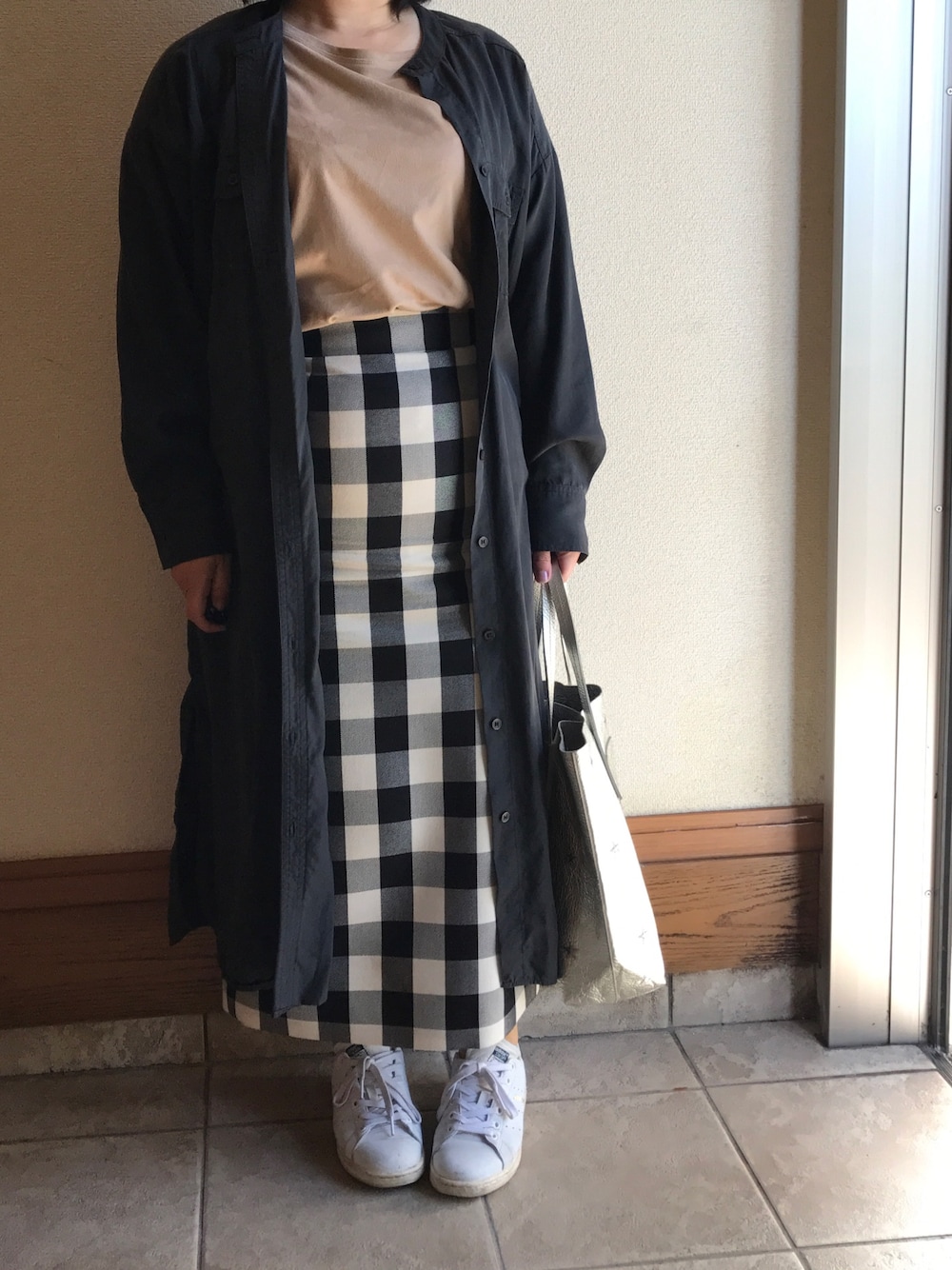 「ベージュ×ブラック、ブロックチェック、stradivarius、FRAMeWORK、addidas、スタンスミス、NUR、シルバー、大人カジュアル、通勤コーデ」｜「CIAOPANIC TYPYのアイテム（シャツワンピース、グレー系）」を使った、もりひろこさん（レディース・152cm）の春コーディネートの1枚目の写真