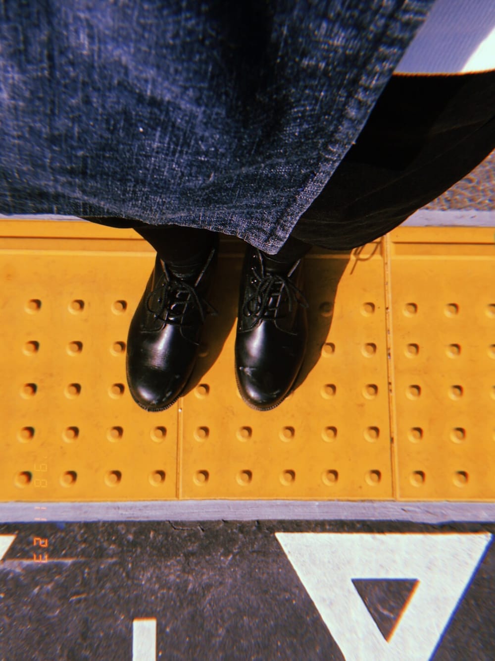 「Dr. Martensのアイテム（ブーツ、ブラック系）」を使った、あるぽのさん。さん（メンズ・171cm）の秋コーディネートの1枚目の写真