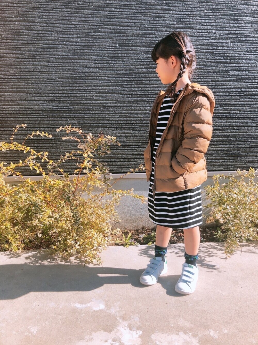 「キッズファッション、女の子、休日スタイル、ボーダー、プチプラコーデ」｜「H&Mのアイテム（ワンピース、ブラック系）」を使った、Riinaさん（キッズ・120cm）の秋コーディネートの1枚目の写真