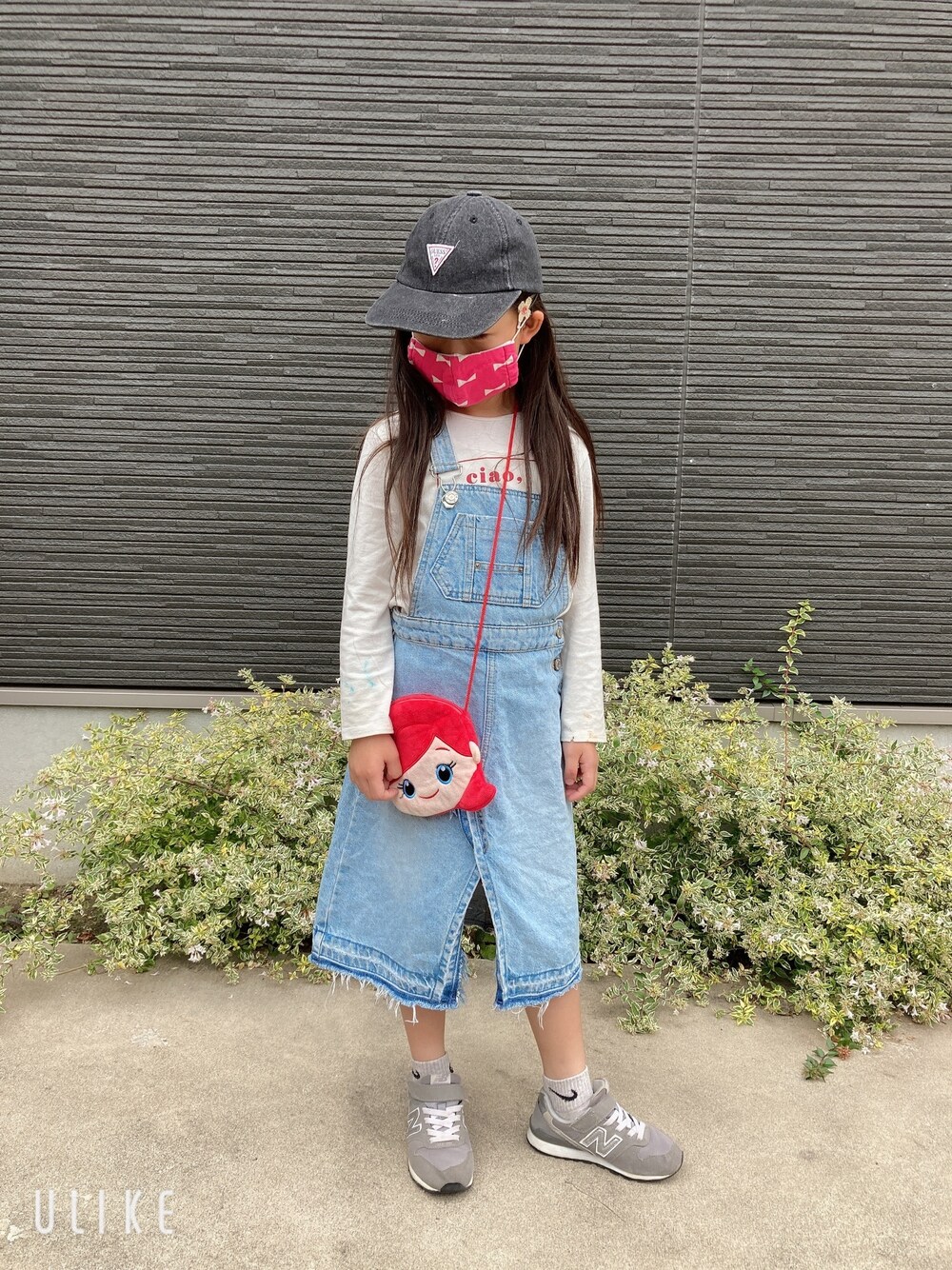 「休日スタイル、秋のコーデ、女の子、キッズコーデ、おしゃれさんと繋がりたい、女の子コーデ」｜「Guessのアイテム（キャップ、グレー系）」を使った、Riinaさん（キッズ・120cm）の秋コーディネートの1枚目の写真